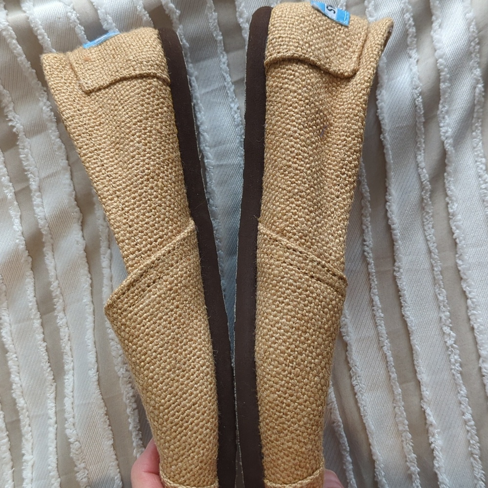 TOMS NWOT Size 6 Tan Classic Natural Burlap Canvas Slip-On Flat Shoes - Picture 7 of 8